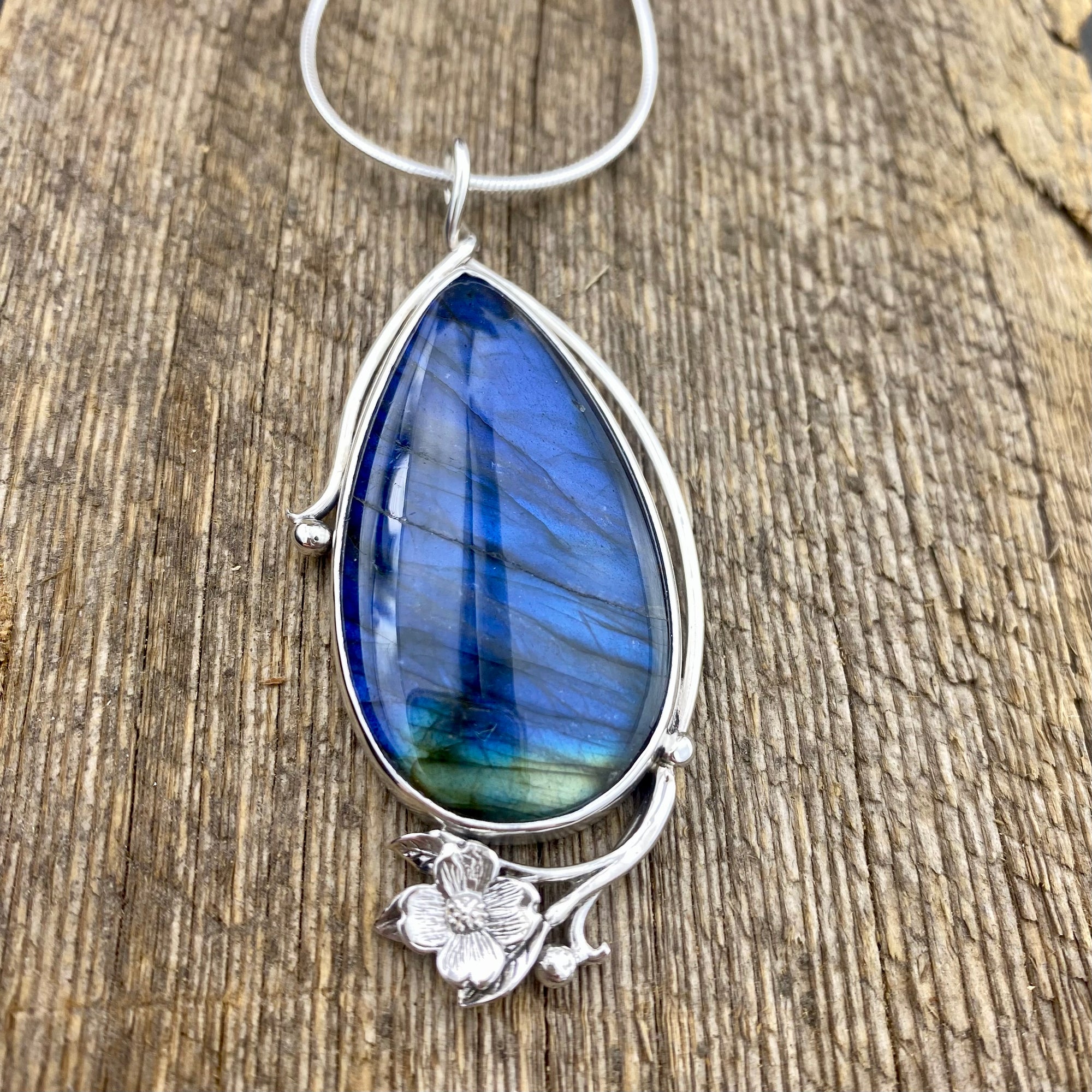 Labradorite floral flow pendant